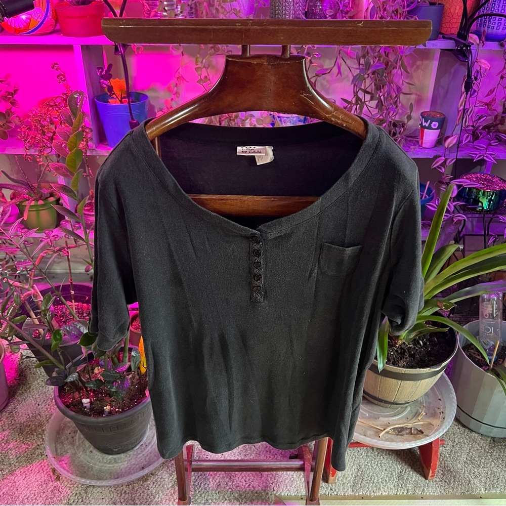 5 button up top! 🖤🥰